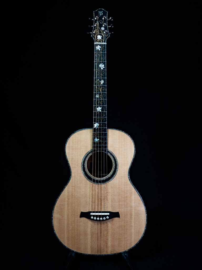 Guitare 00 FP Guitars en épicéa de Sitka et satin ébène rubané, touche en ébène et incrustations de nacre artisanales, fabrication haut de gamme en Haute-Savoie.