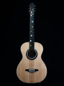 Guitare 00 FP Guitars en épicéa de Sitka et satin ébène rubané, touche en ébène et incrustations de nacre artisanales, fabrication haut de gamme en Haute-Savoie.