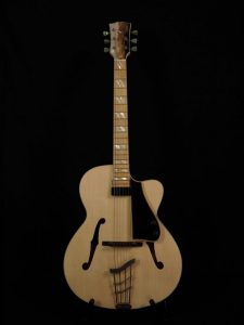 Guitare archtop FP Guitars en épicéa et érable, avec marqueterie sur la tête représentant un paysage en nacre et bois, fabrication artisanale en Haute-Savoie.