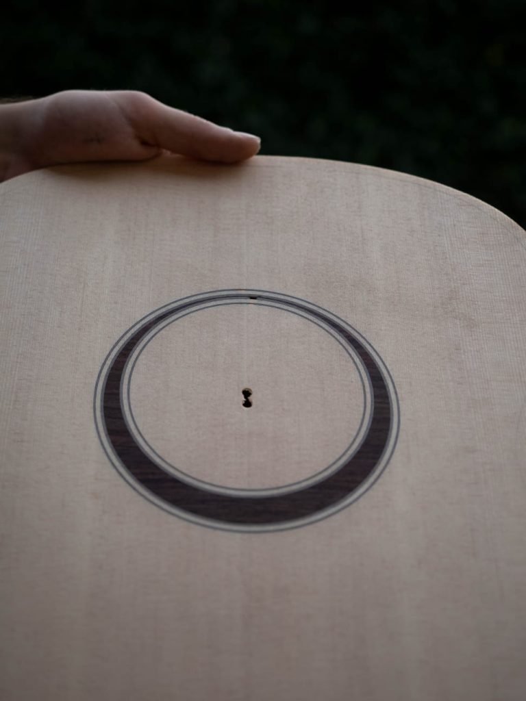 Table de guitare FP Guitars en épicéa de Sitka, ornée d’une rosace en palissandre — alliance de légèreté, de contraste et d’élégance artisanale.
