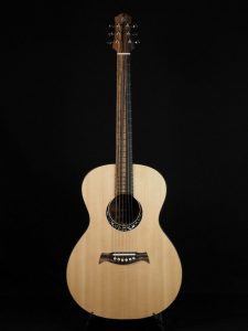 Guitare 00 FP Guitars en épicéa et ovengkol, avec touche en ébène, fabrication artisanale en Haute-Savoie.