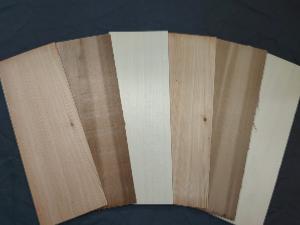 Sélection de six pièces de bois de lutherie – épicéa, noyer, érable, ovangkol, palissandre et acajou – utilisées pour les tables et dos de guitares FP Guitars, fabriquées artisanalement entre Annecy et Genève.