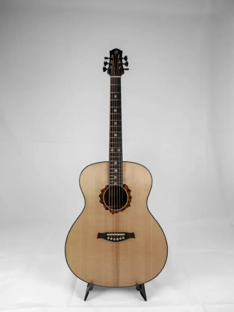 Guitare Grand Auditorium FP Guitars en épicéa, eucalyptus et palissandre, avec une rosace sculptée en forme de chaîne de montagnes – lutherie artisanale française.