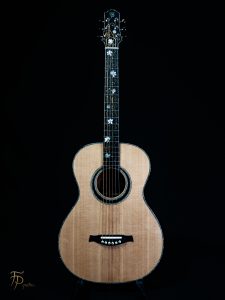 Guitare artisanale FP Guitars format 00, table en épicéa de Sitka, dos et touche en ébène du Gabon, ornée de filets en nacre et d'incrustations raffinées en nacre et laiton, fabrication sur mesure en Haute-Savoie