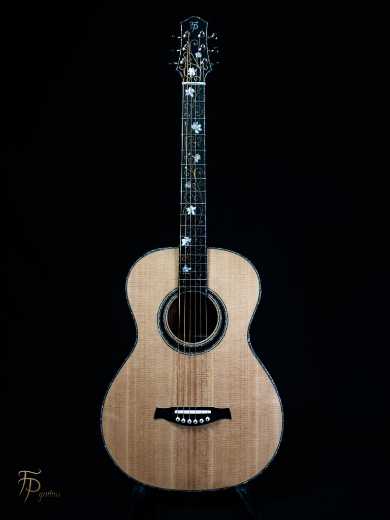 Guitare artisanale FP Guitars format 00, table en épicéa de Sitka, dos et touche en ébène du Gabon, ornée de filets en nacre et d'incrustations raffinées en nacre et laiton, fabrication sur mesure en Haute-Savoie