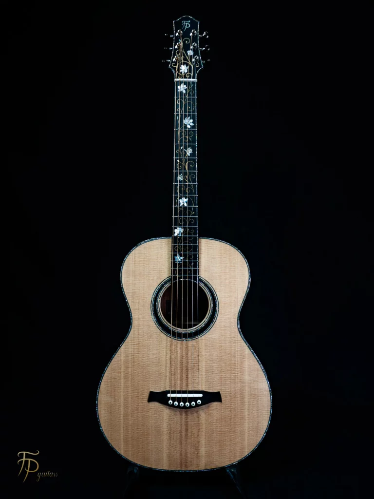 Guitare artisanale FP Guitars format 00, table en épicéa de Sitka, dos et touche en ébène du Gabon, ornée de filets en nacre et d'incrustations raffinées en nacre et laiton, fabrication sur mesure en Haute-Savoie