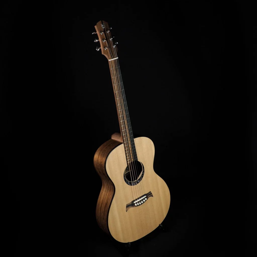 Guitare format 00 trois quarts FP Guitars, table en épicéa, dos et éclisses en ovengkol, touche, chevalet et tête en ébène figuré — instrument artisanal fabriqué à la main en Haute-Savoie.