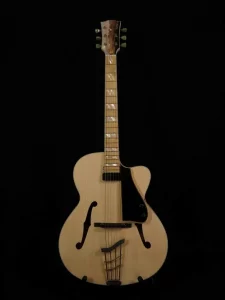 Guitare archtop FP Guitars en épicéa et érable, avec marqueterie sur la tête représentant un paysage en nacre et bois, fabrication artisanale en Haute-Savoie.