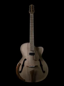 Guitare archtop FP Guitars, table en épicéa alpin et dos en noyer, fabrication artisanale française.
