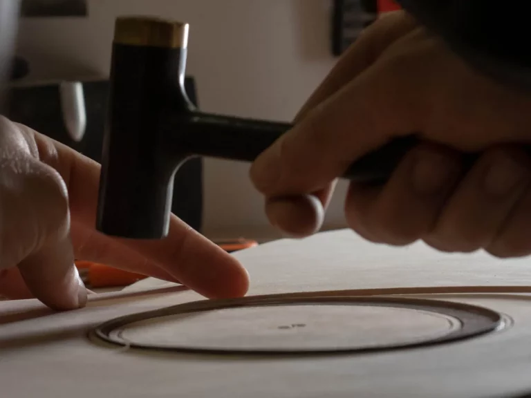Luthier FP Guitars — pose artisanale de la rosace sur une table en épicéa, détail de fabrication vu dans l’atelier (À propos de FP Guitars)