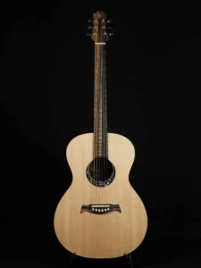 Guitare 00 FP Guitars en épicéa et ovengkol, avec touche en ébène, fabrication artisanale en Haute-Savoie.