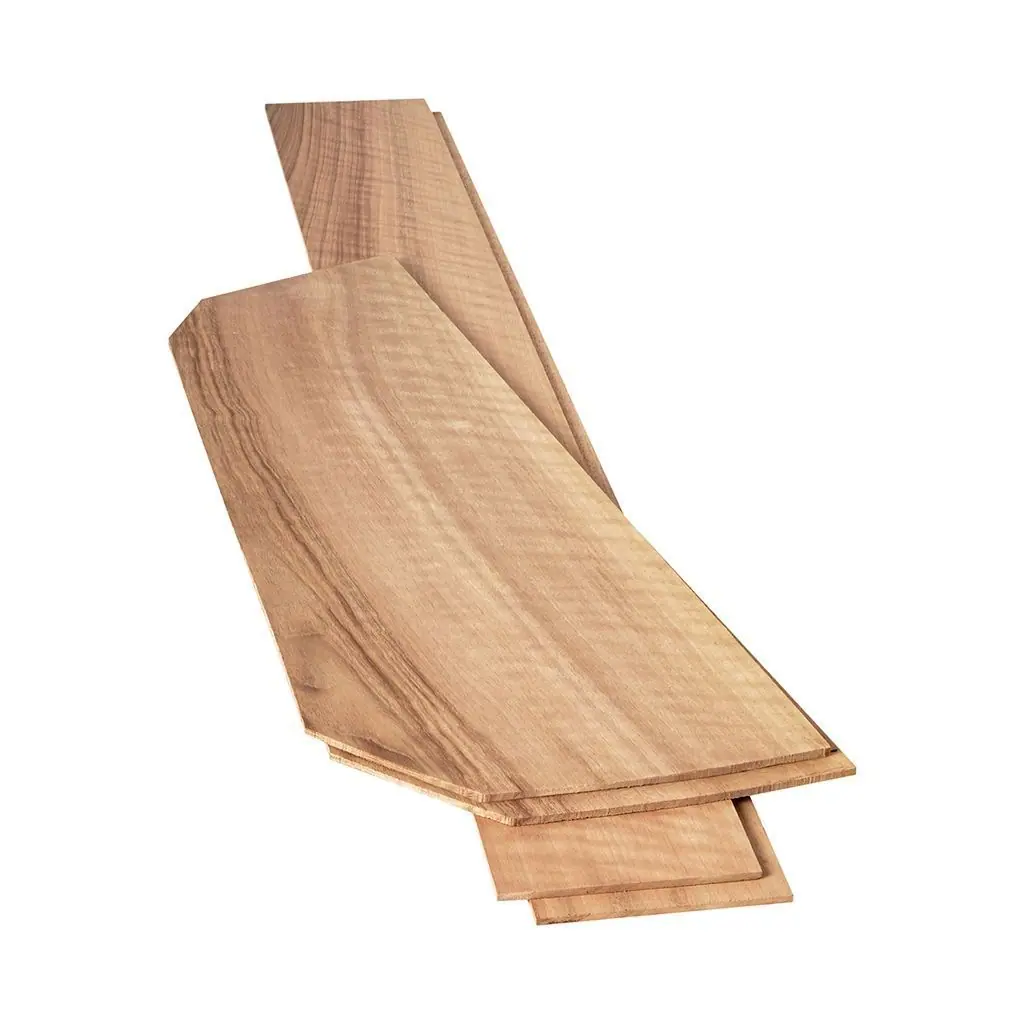 Jeu de dos et éclisses en noyer sur fond blanc, bois de lutherie aux veines contrastées et à la teinte chaude.