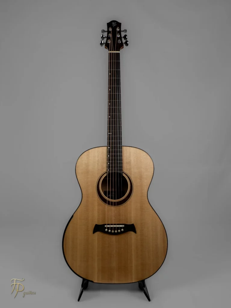 Guitare acoustique format OM FP Guitars en épicéa, noyer et palissandre