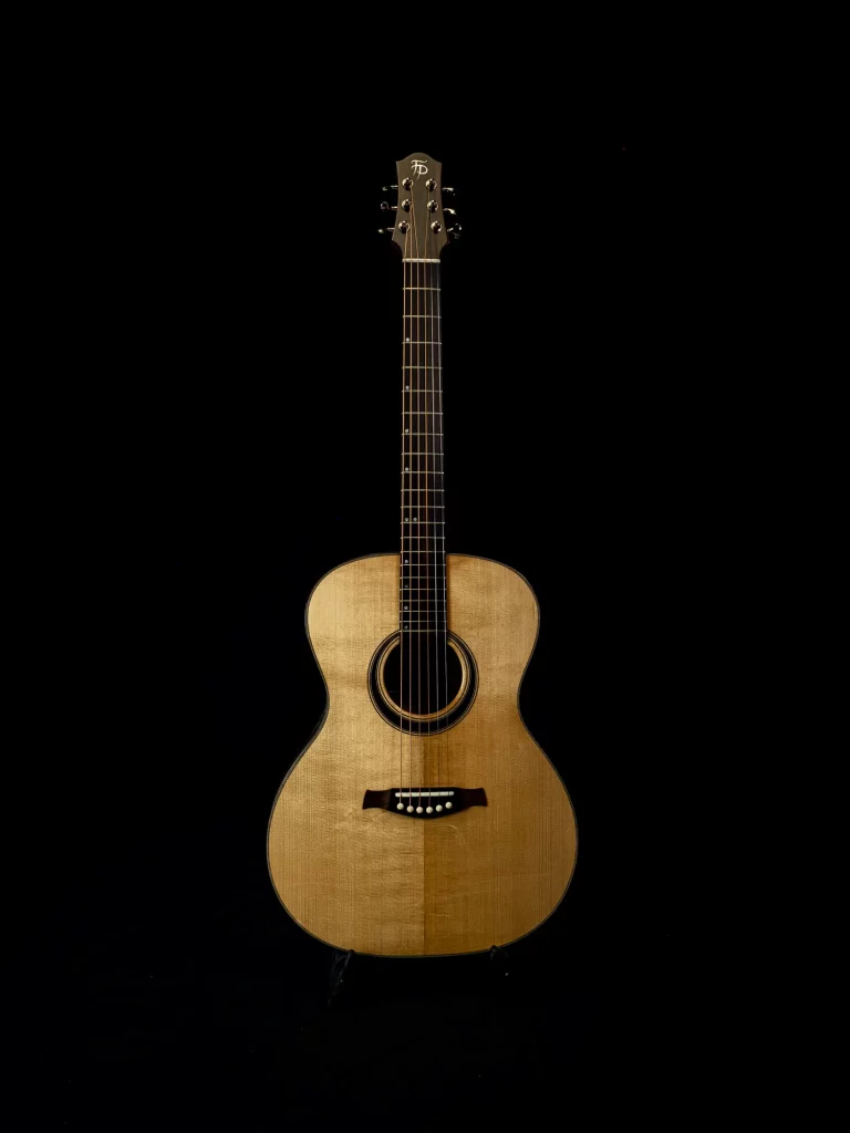 Guitare acoustique format OM FP Guitars en épicéa torréfié, noyer et palissandre