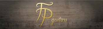 Logo FP Guitars – lutherie moderne en Haute-Savoie sur fond en bois
