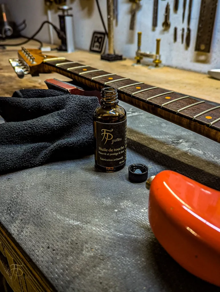 Création d'atelier, Huile de touche FP Guitars appliquée sur une touche de guitare dans l’atelier de luthier